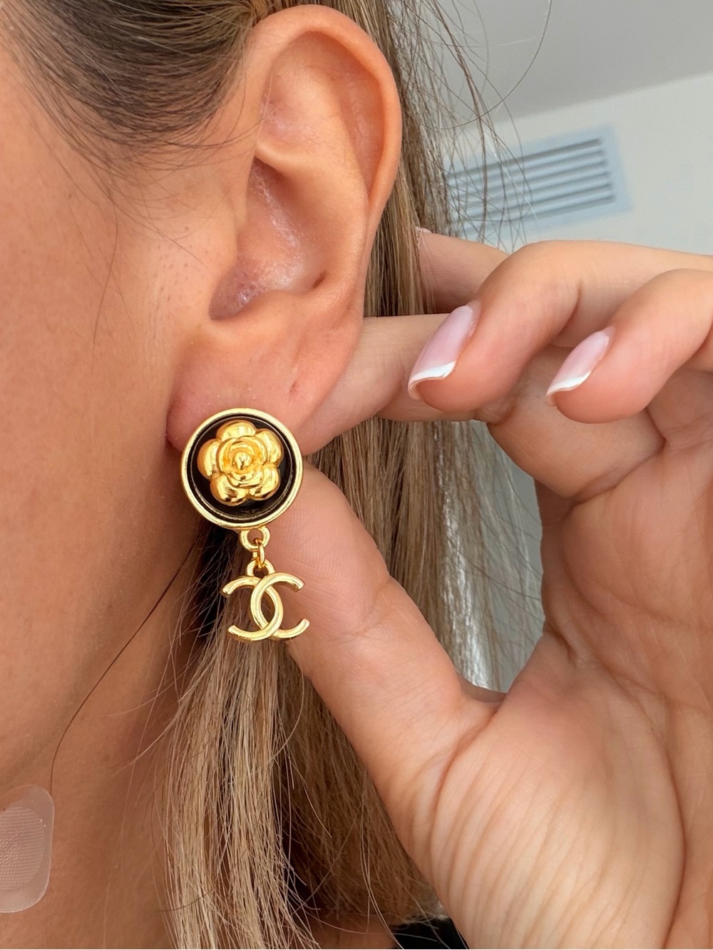 🖤Chanel Gold and Black Camellia Drop Earrings💛 - Picture 7 of 9